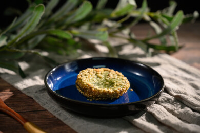 桌面上的盘子里的美味可口的绿茶饼