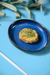 桌面上的盘子里的美味可口的绿茶饼