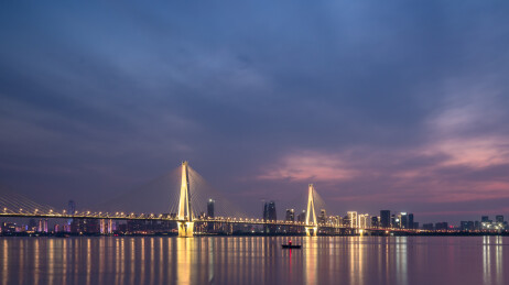 晚霞中的二七长江大桥与武汉城市天际线