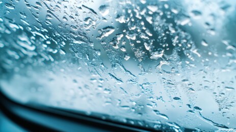 车窗上的雨滴画面
