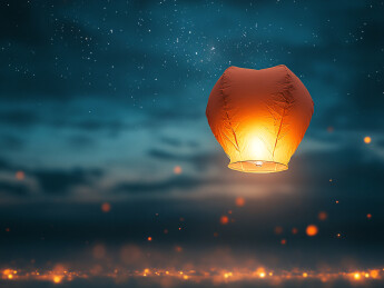 夜空下的孔明灯