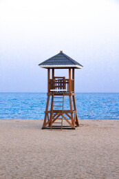 海滩上的救生员瞭望塔