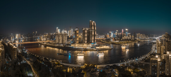 中国重庆市渝中半岛城市天际线夜景全景