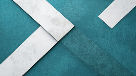 正上方绿色桌子上的纸