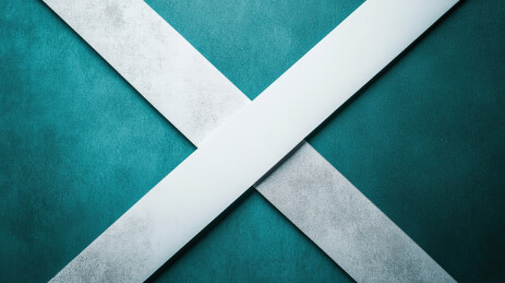 正上方绿色桌子上的纸