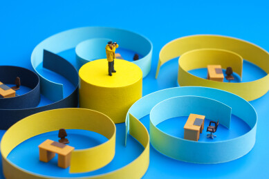 蓝色背景中卷曲纸条办公桌和站在高处看远方