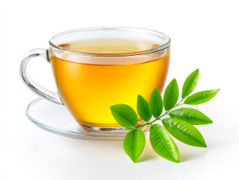 白色背景上玻璃杯里盛满茶水