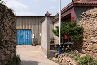 北方农村房屋门口小巷场景