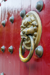 中式红门铜质门环特写