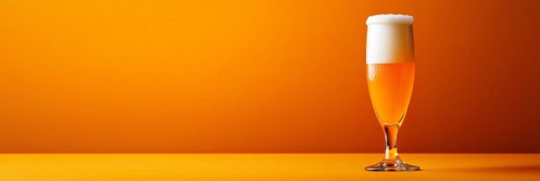 啤酒杯橙色调饮品展示场景