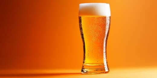 啤酒杯橙色调饮品展示场景
