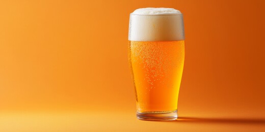 啤酒杯橙色调饮品展示场景