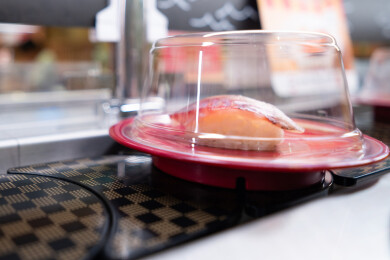 日本料理餐厅里的寿司通过传送带运转送餐