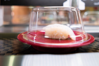 日本料理餐厅里的寿司通过传送带运转送餐