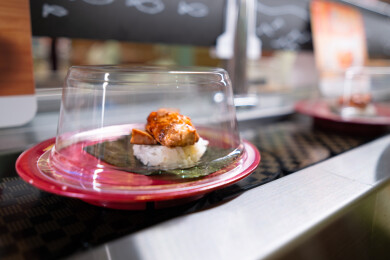 日本料理餐厅里的寿司通过传送带运转送餐