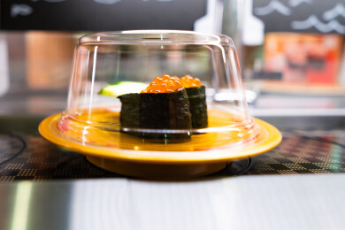 日本料理餐厅里的寿司通过传送带运转送餐