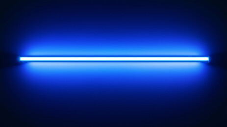 蓝色荧光灯在黑暗中的发光效果