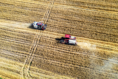 收割机收割麦子