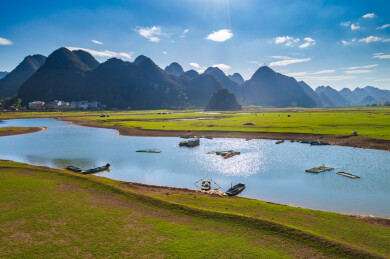 广西喀斯特地貌高山湖泊风景如画