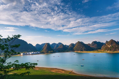 广西喀斯特地貌高山湖泊风景如画