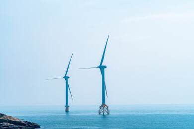 中国平潭岛海面和海岛上的风力风车发电设施