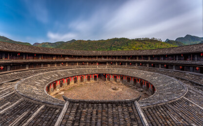 土楼建筑的雄伟与自然交融