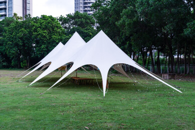 户外白色帐篷搭建在绿草坪上