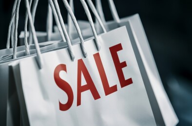 印有“SALE”的白色购物袋