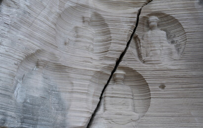 安岳石刻茗山寺石壁上风化的石像