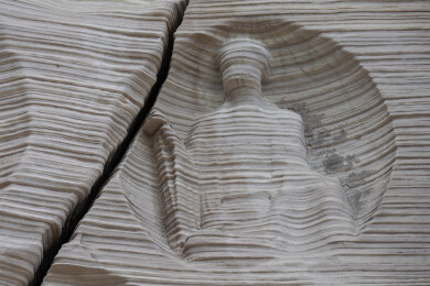 安岳石刻茗山寺石壁上风化的石像