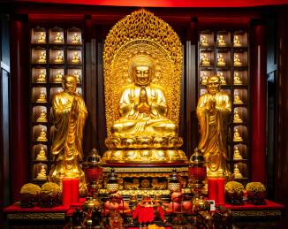 金碧辉煌的佛堂供奉场景