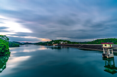宁静湖畔的清晨风光