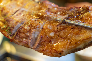 美味煎制的牛肉表面特写