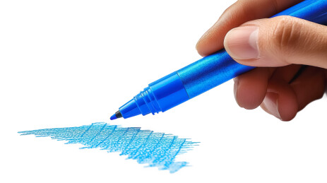手持蓝色马克笔作画