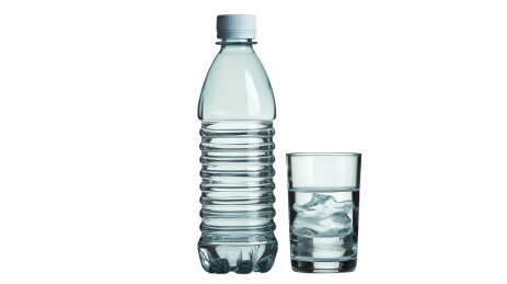 塑料水瓶和玻璃杯