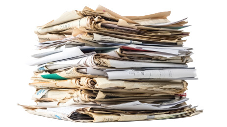 堆积的旧报纸和文件