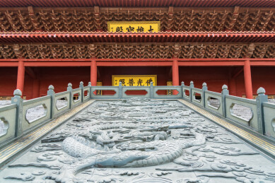龙雕石桥与古建筑