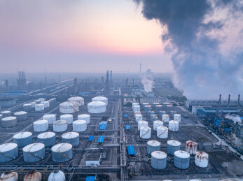 俯瞰化工厂日出