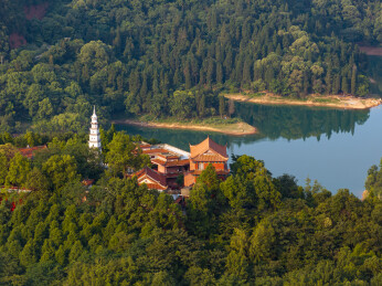 中国四川成都崇州白塔湖白塔寺航拍图