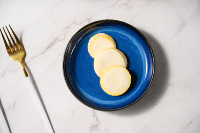 桌面上的盘子里的美味可口的白巧克力橙子片