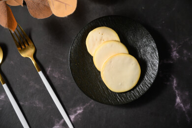 桌面上的盘子里的美味可口的白巧克力橙子片