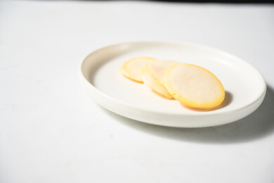 桌面上的盘子里的美味可口的白巧克力橙子片