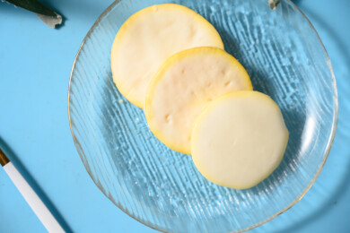 桌面上的盘子里的美味可口的白巧克力橙子片