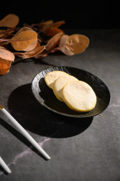 桌面上的盘子里的美味可口的白巧克力橙子片