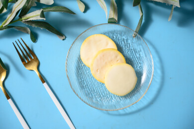 桌面上的盘子里的美味可口的白巧克力橙子片