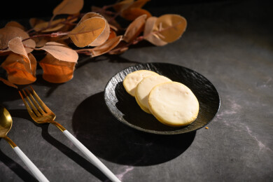 桌面上的盘子里的美味可口的白巧克力橙子片