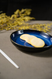 桌面上的盘子里的美味可口的白巧克力橙子片