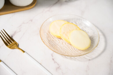 桌面上的盘子里的美味可口的白巧克力橙子片