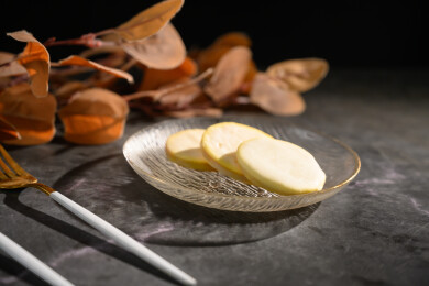 桌面上的盘子里的美味可口的白巧克力橙子片