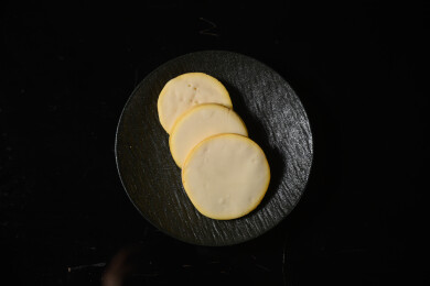 桌面上的盘子里的美味可口的白巧克力橙子片